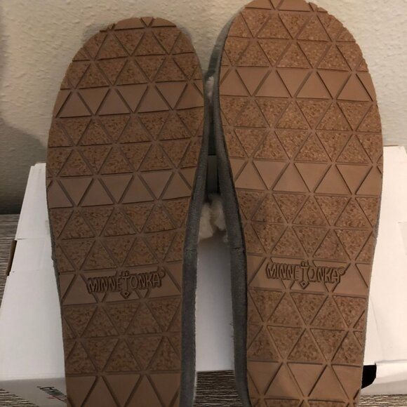 Minnetonka Faux Fur Slippers for Women - New in Box - Picture 4 of 6